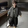 Ropa de Invierno para Niños Conjunto de Tres Piezas a Cuadros Engrosado Estilo Coreano Mono Infantil de Felpa Conjunto Guapo Ropa Elegante para Bebé Comercio Exterior