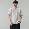 Verão 2026 Nova Camiseta Masculina Simples com Estampa de Letras Gola Redonda Casual Respirável Solta Tamanho Grande