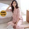 Pijama casual popular de manga cinco-quartos e modelagem solta para mulheres, adequado para usar ao ar livre, estilo fino de verão com bojos, para usar em casa com botões frontais