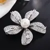 Broche de circonita de temperamento de moda corsage de flor de perla de alta gama pin versátil para abrigo traje fábrica venta al por mayor