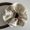 Goma para el pelo scrunchie de doble capa de satén de alta gama elegante estilo coreano, color liso, con borde decorado y un elegante diseño de flor de tela para coletas