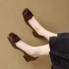 Zapatos de mujer de tacón grueso con punta cuadrada de 5 cm y corte bajo, nuevo diseño en relieve Otoño 2026, adecuados para ir al trabajo y usables en todas las estaciones