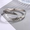 Pulsera de alas de ángel y diablo sentido de diseño plateado pulido hombres y mujeres mayores pulsera de plumas dominante joyería suministro de comercio exterior