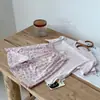 Algodón clase A apto para la piel Conjunto de dos piezas de verano para niños, top de manga corta y shorts, estampado de dibujos animados para bebé, ropa de casa transpirable