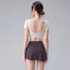 Conjunto de yoga para mujer con cuello en V y espalda cruzada, agradable para la piel con copas fijas en el pecho, atuendo de yoga de manga corta para fitness, running, entrenamiento
