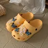 Sandálias Casuais Femininas de Verão Macias e Leves na Moda para Uso Externo, Design Único de Borboleta Azul, Tamancos de Encaixar com Leve Suporte para o Arco
