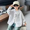 Camisa infantil fresca de rayas verticales de manga larga, colección primavera y otoño 2026, camisa de bebé de corte holgado, prenda exterior informal para niños