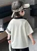 Camiseta de Verão Manga Curta para Meninos 2026 Nova Estilosa Top para Bebê Menino Fina Moderna Camisa Polo de Verão Infantil