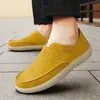 Mocassins Vazados Masculinos Verão 2026 Novos Sapatos de Couro Respiráveis Masculinos Slip-On Casuais Sapatos de Condução com Solado Macio