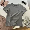 Camiseta gris de cuello redondo y manga corta para mujer, holgada, combinable, con bordados, para primavera y verano, con hombros descubiertos y base blanca.