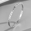 Versão coreana do popular bracelete de algarismos romanos da moda bracelete aberto feminino bracelete de casal simples aço titânio não desbota atacado