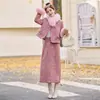 Conjunto de Dos Piezas Estilo Chanel Invierno 2025 Nuevo Rosa Chaqueta 90% plumón con Falda de Longitud Media y Piel de Zorro