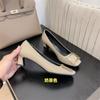 Sapatos de salto alto bico quadrado em verniz cor de chá com leite estilo francês fivela quadrada metálica salto fino bico fino boca baixa casuais todos os jogos sapatos de salto único