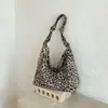 Nova bolsa de ombro versátil e moderna, bolsa de axila de grande capacidade com estampa de leopardo, bolsa de mão versátil para o dia a dia com design de nicho