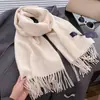 Novo Lenço Versátil de Cor Sólida para Mulheres, Quente de Inverno, Espesso, Cachecol de Pescoço Monocromático, Xale, Lenço Longo com Franjas