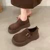 Zapatos Birkenstock de suela gruesa estilo retro para mujer, nueva colección primavera/otoño 2026, con acabado de gamuza, detalle de hebilla y diseño slip-on para fácil uso.