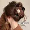 Presilha de cabelo de pelúcia cor de café estilo coreano, um acessório de cabelo sofisticado e versátil para mulheres, tamanho grande, realça o volume do cabelo, estilo presilha de tubarão