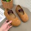 Sapatos slip-on confortáveis de bico redondo para mulheres, estilo 2026, com sola grossa, novos sapatos Birkenstock versáteis para outono e inverno.