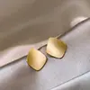 Pendientes geométricos de metal con tachuelas retro europeos y americanos para mujer, diseño de nicho, lujo de alta gama, pendientes versátiles, elegantes accesorios para orejas