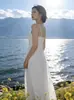Nuevo Vestido Blanco de Tirantes Jacquard Tridimensional con Cintura Ceñida, Falda de Longitud Media, Adecuado para Vacaciones en la Costa en Dali, Yunnan