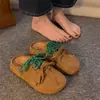Verão 2025 Novas Sandálias Casuais Retrô Baotou Femininas com Cadarço Duplo de Fundo Plano e Bico Redondo Tendência da Moda Sapatos Birkenstock Femininos