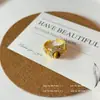 Anel Dourado Estilo Antigo com Brilho de Diamante para Mulheres Retrô Nicho Alto Padrão Luxo Leve Versátil Aberto Tendência 2025