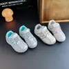 Zapatillas de entrenamiento alemanas para niñas, cómodas, con cierre de velcro, suela blanda, nuevo estilo versátil casual primavera/otoño 2026, también adecuadas como zapatillas deportivas para niños