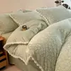 Juego de ropa de cama de cuatro piezas de terciopelo de leche tallado, edredón y juego de sábanas de forro polar coral engrosado y cálido para invierno