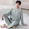 Conjunto de pijama súper suave y fresco para hombre de primavera y otoño con cárdigan, cuello de solapa y tejido modal, estilo simple, adecuado para usar como ropa de estar.