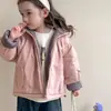 Jaqueta de algodão acolchoada com capuz estilo coreano para meninas, outono e inverno, nova coleção 2026, casaco estiloso com manga floral para crianças e bebês