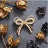 Broche Chanel-Style com Laço e Pérolas, Design de Alto Padrão Feminino, Flor de Peito Anti-Exposição, Acessório de Alfinete para Fixação de Roupas