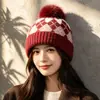 Chapéu de tricô novo estilo britânico para outono e inverno, com padrão de losangos e pompom, versátil, quente, à prova de vento e que afina o rosto, de lã