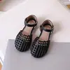 Sandalias para niña verano 2025 nueva moda punta cerrada suela blanda zapatos individuales zapatos de bebé niña pequeña zapatos de princesa retro