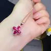 Pingente Ruby Recém-Queimado Prata S925 Cravejado com Design de Trevo de Quatro Folhas Cheio de Diamantes e Luxo Acessível Luxuoso