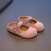Chinelos Infantis 2025 Verão Novo Sapatos de Princesa para Crianças Sapatinhos Macios com Solado Único Meninas Mary Jane Meio Chinelos