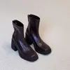 Botas curtas femininas de bico quadrado, solado grosso e forradas com fleece, novos modelos de inverno 2026, botas estilo Martin de salto alto plataforma, botas francesas de corte slim