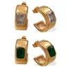 Brincos de Design de Nicho Transfronteiriço em Forma de C com Zircônia Verde Incrustada Aço Titânio Banhado a Ouro 18K Elegante Moderno Textura de Roupa de Trabalho