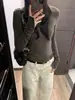 Camiseta de manga larga color verde militar estilo coreano para mujer, perfecta para principios de otoño como capa base, ofreciendo un look sofisticado y único con un corte ajustado.