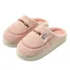 Pantuflas de Algodón para Mujer en Otoño e Invierno Nuevo Estilo para Hogar Uso Interior Cálidas con Forro Polar Suela Gruesa Antideslizantes Zapatos de Algodón y Lana para Hombre Venta al por Mayor