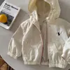 Jaqueta com Capuz Infantil 2026 Primavera e Outono Novo Estilo Top para Meninos Cor Sólida Marca Tendência Corta-vento com Cordão para Bebê Estilo Fashion para Meninas
