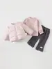 Chaqueta ligera de plumas estilo coreano para bebé niña, conjunto de tres piezas para bebé, nuevo conjunto de capa base de manga larga y pantalones cálidos para niñas de otoño e invierno