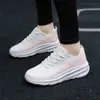 Zapatos deportivos y casuales transpirables para mujer, nuevo diseño de malla, adecuados para ventas transfronterizas, actividades al aire libre y baile en la plaza, con suela gruesa y punta redonda