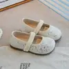 Zapatos casuales de suela blanda para niños 2025 Verano Nuevo estilo Zapatos para caminar para niños pequeños Zapatos de moda de princesa con diamantes de imitación para niñas Zapatos de cuero