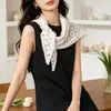 Bufanda Triángulo de Encaje Hueco para Mujer, Estilo Coreano Versátil para Primavera y Otoño, Bufanda Pequeña de Seda Estilo Mori, Adecuada para Combinar con Camisetas y Camisas como Bufanda Decorativa para el Cuello