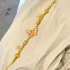 Pulsera de Mariposa Dorado Arena Rosa Morado Mismo Estilo de la Tienda de Oro Puzuo para Mujer, Dulce Nicho Elegante, Joyería de Mano Estilo Chino para Novia