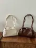 Bolsa de ombro Boston vintage desgastada de outono para mulheres, nova bolsa de ombro e transversal tipo travesseiro de couro macio de nicho 2026