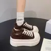 Falda casual versátil para primavera y otoño, combinada con tenis blancos de suela gruesa, estilo bajo, nuevo diseño para mujeres petite, tenis 2026