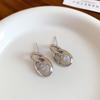 Pendientes de aguja con letras geométricas de trefilado, chapados en plata y oro auténtico, sencillos y elegantes, de alta gama y con un toque de sentido para mujer.