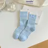 Meias de Cano Médio Bordadas em Desenho Animado Meias com Etiqueta de Tecido Listradas em Creme e Azul para Mulheres Outono e Inverno Novas Meias Slouch de Algodão Penteado com Agulha Dupla