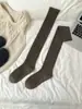 Calcetines altos de punto trenzado de cachemira estilo retro japonés para mujer de otoño e invierno, color liso, de cintura alta, calcetines de tubo largos youjiaxiu